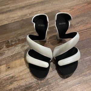 Women’s bottomless snake design heel